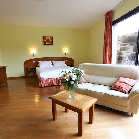 Logis Hotel-Restaurant La Mere Biquette Saint-Pons  Экстерьер фото