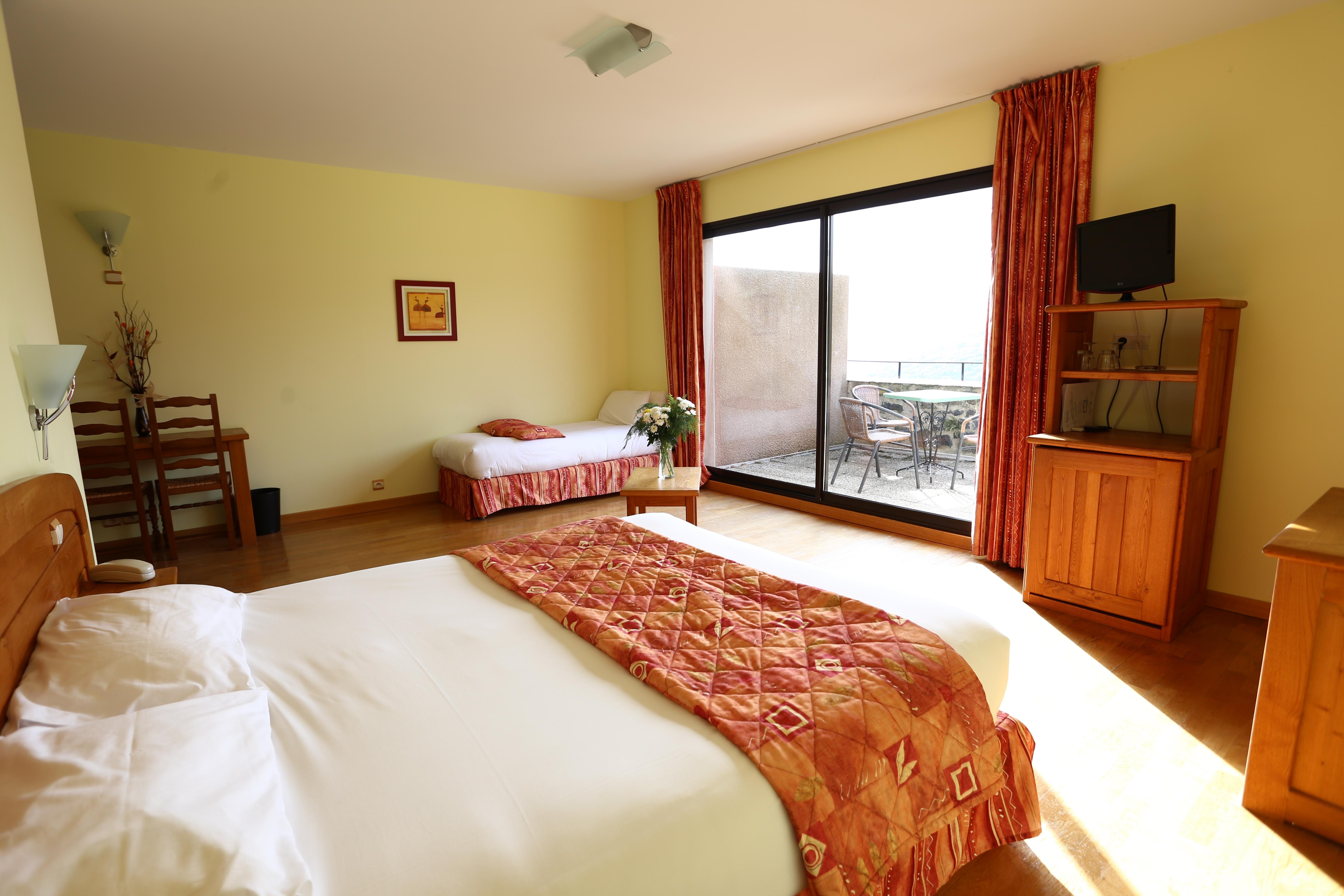 Logis Hotel-Restaurant La Mere Biquette Saint-Pons  Экстерьер фото