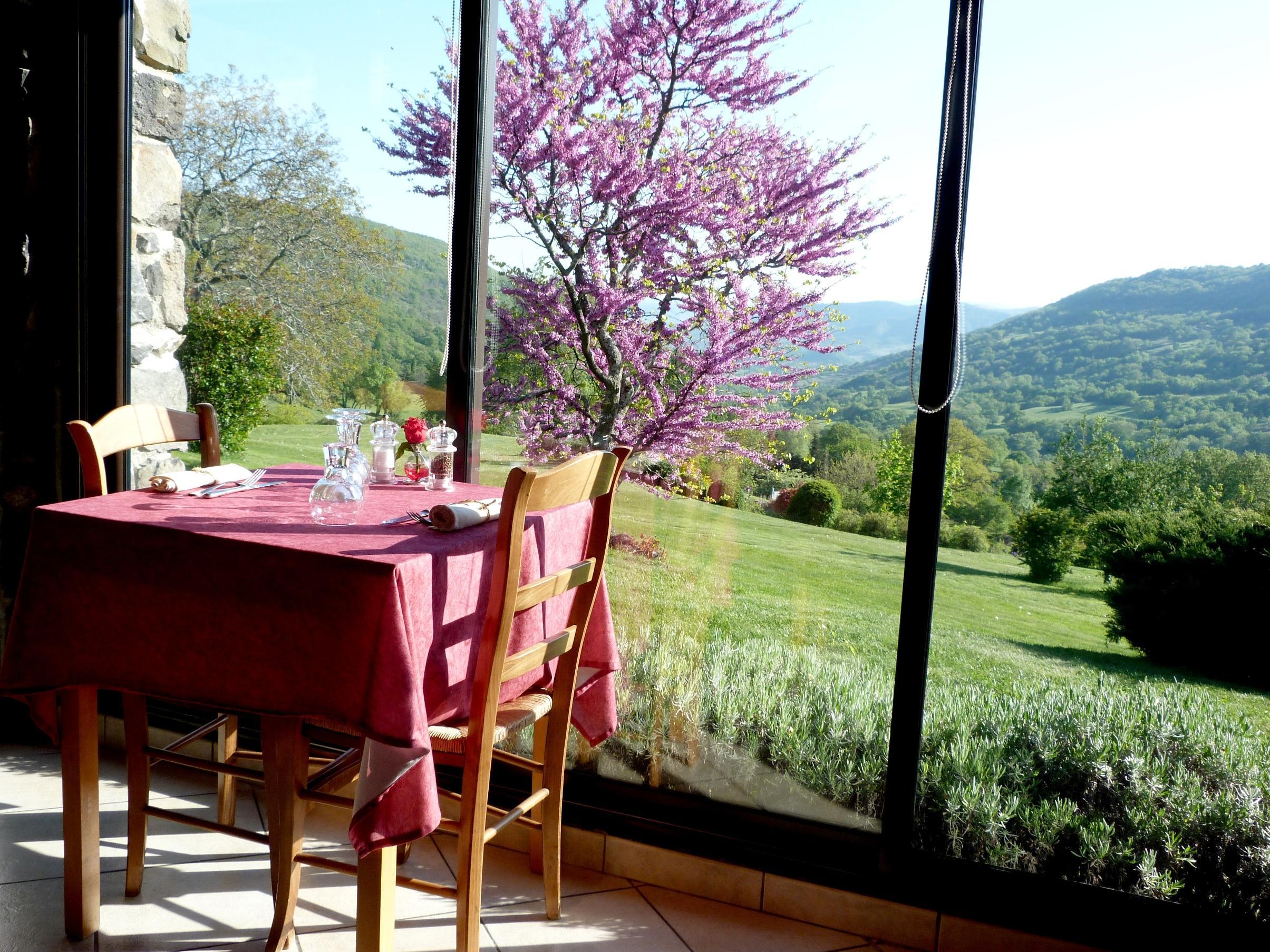 Logis Hotel-Restaurant La Mere Biquette Saint-Pons  Экстерьер фото
