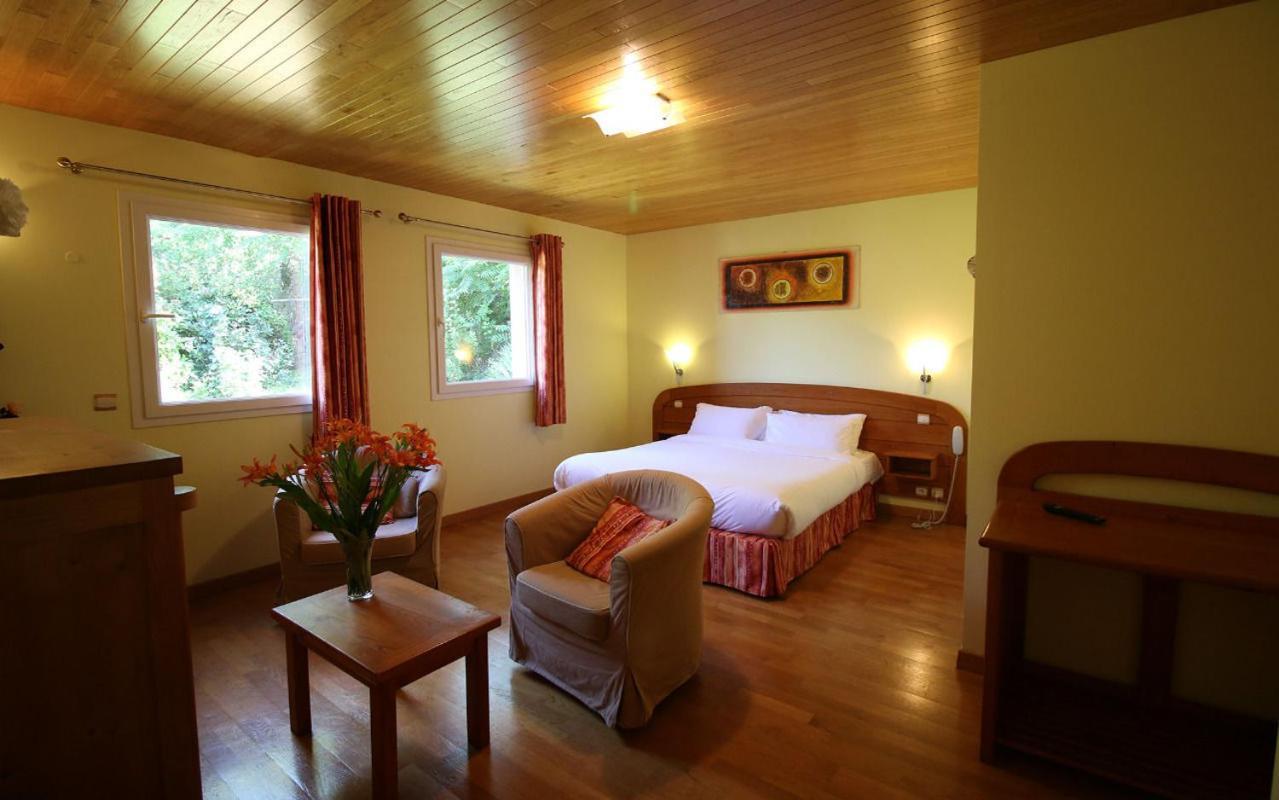 Logis Hotel-Restaurant La Mere Biquette Saint-Pons  Экстерьер фото