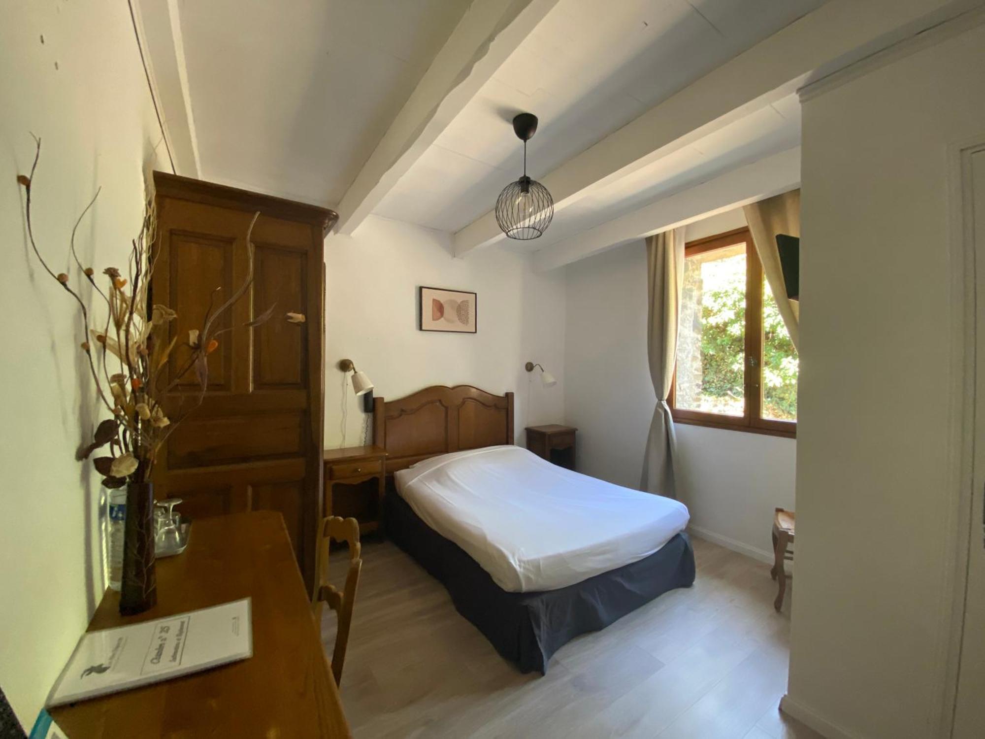 Logis Hotel-Restaurant La Mere Biquette Saint-Pons  Экстерьер фото