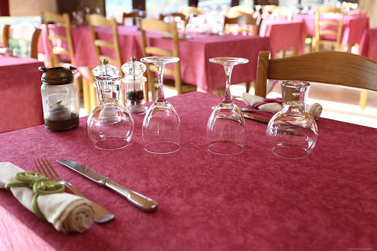 Logis Hotel-Restaurant La Mere Biquette Saint-Pons  Экстерьер фото