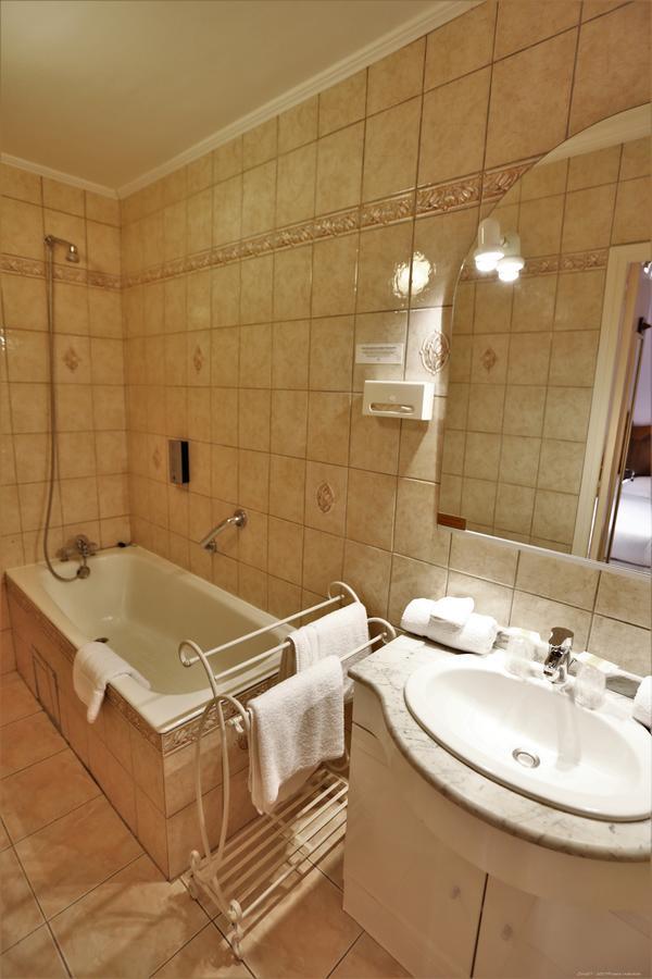 Logis Hotel-Restaurant La Mere Biquette Saint-Pons  Экстерьер фото
